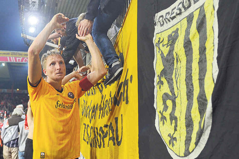 Dynamo-Kapitän Marco Hartmann klatscht nach dem 2:2 bei Union mit den Fans ab.