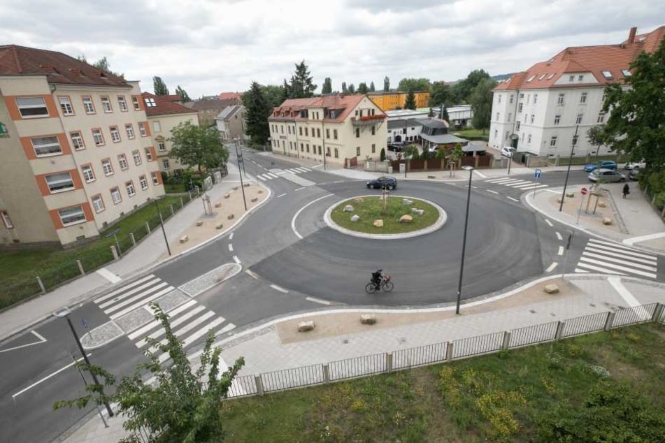 Die Volkersdorfer Straße/ Ecke Boxdorfer Straße war als Kreuzung gefährlich.
Als Kreisverkehr herrscht hier mehr Sicherheit.