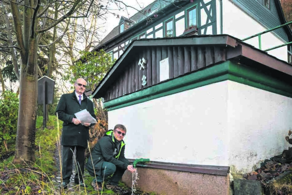 Die Mitglieder des Historischen Bergbauvereins Aue haben das "Brünnel" schon wieder zum Fließen gebracht.