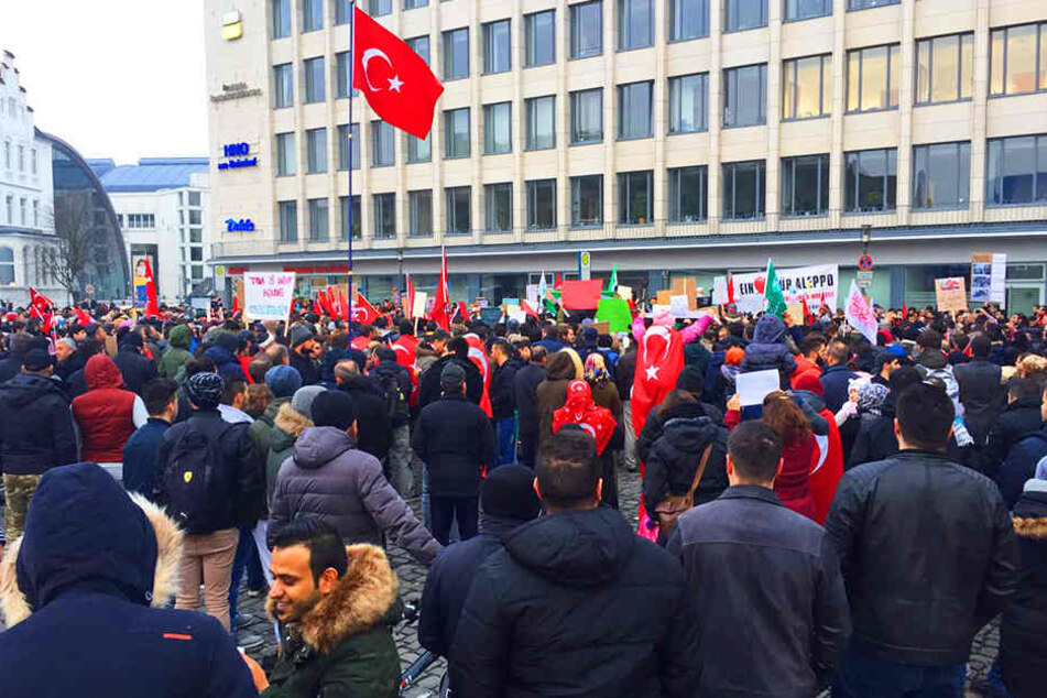 Unter den Teilnehmern befanden sich auch Mitglieder einer als antisemitisch bekannten Gruppierung.