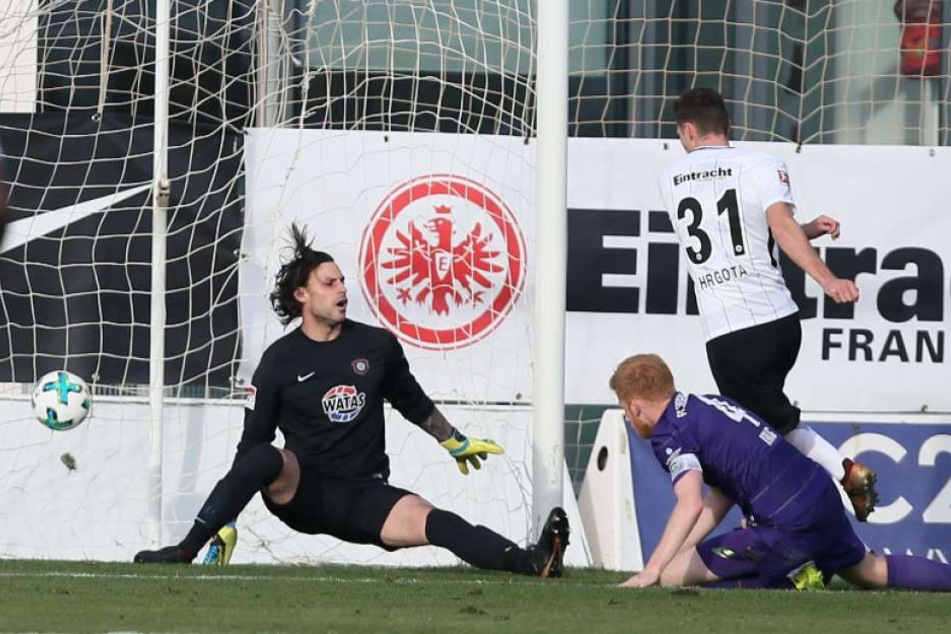 Torhüter Daniel Haas hatte keine Chance. Eintrachts Branimir Hrgota trifft zum 0:2.