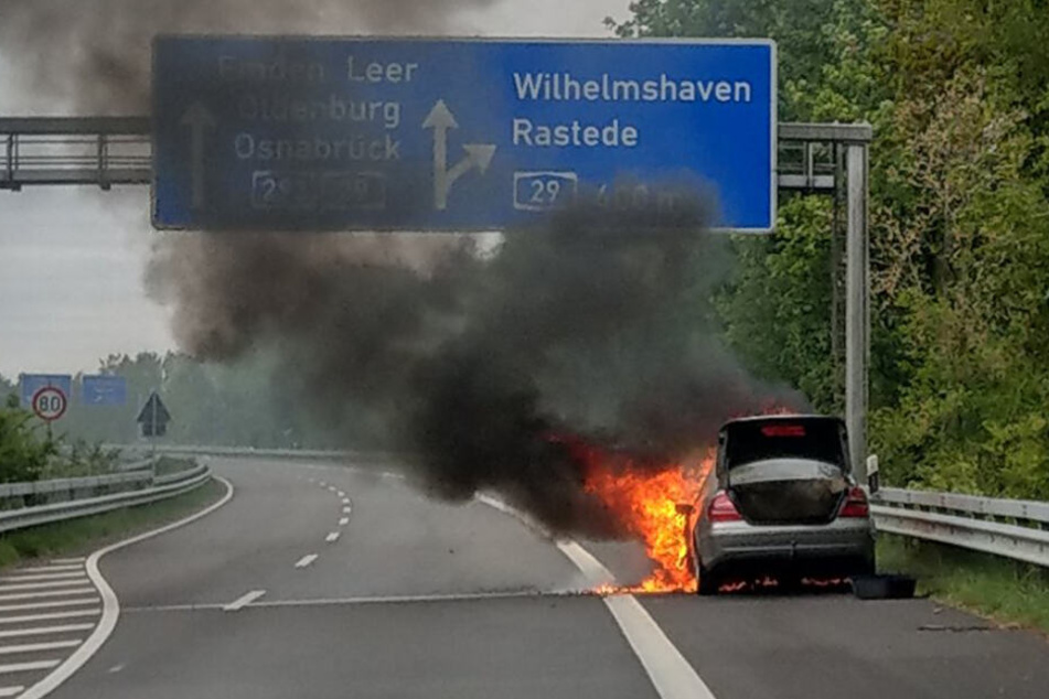Flammen schlugen aus dem Fahrzeug, das auf dem Seitenstreifen stand.