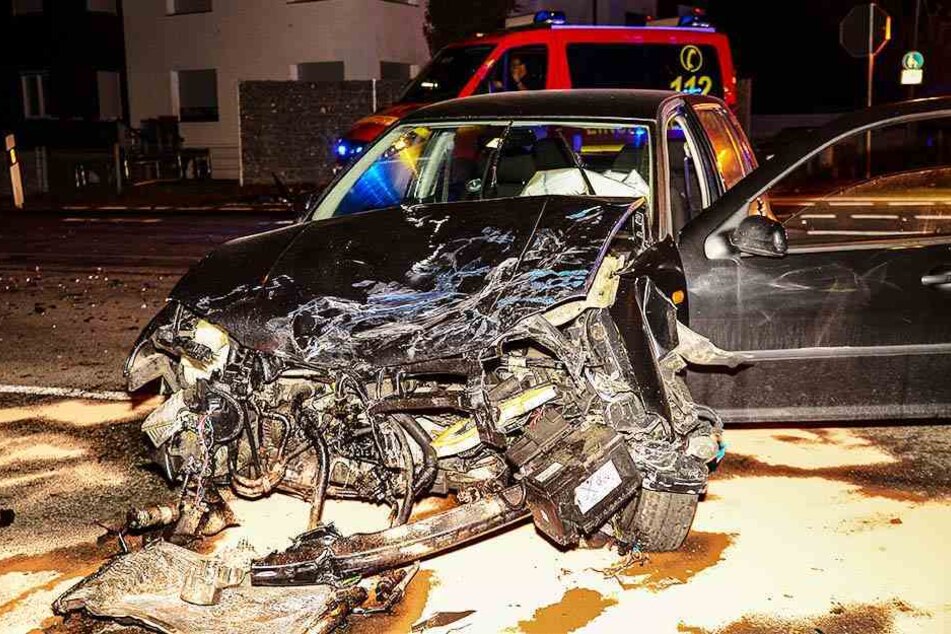 Der Fahrer des VW Golf wurde schwer verletzt.