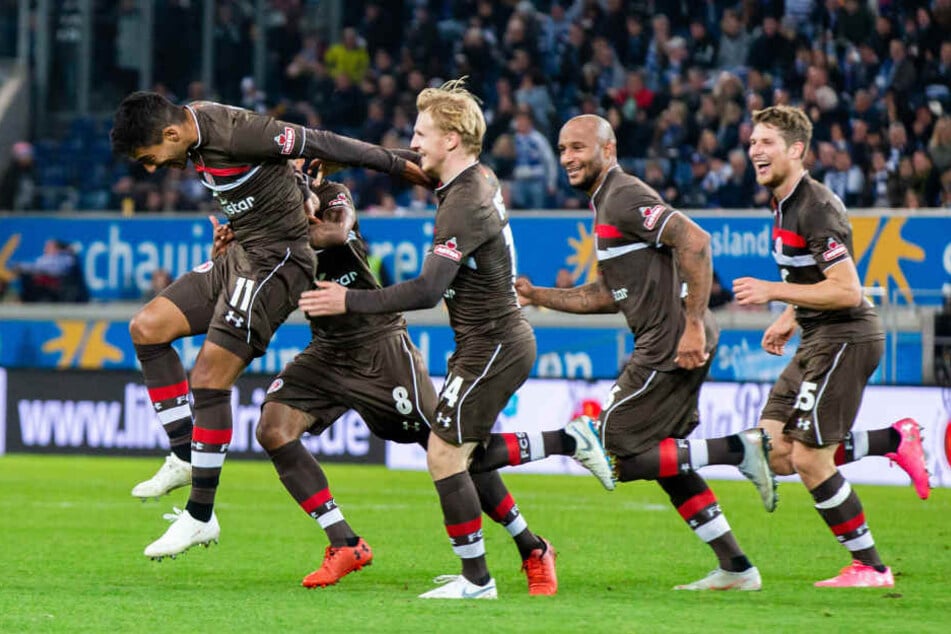 Sami Allagui (l) freut sich mit seinen Mitspielern über sein spätes Tor gegen Duisburg.