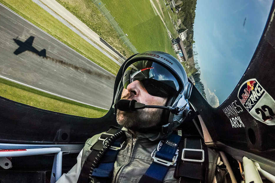 Hannes Arch war einer der weltbesten Kunstflieger - 2008 wurde er Weltmeister im Red Bull Air Race.