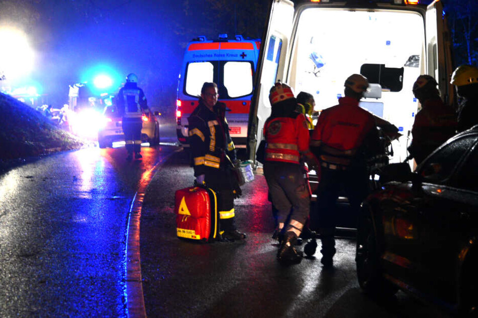 Rettungskräfte gehen vor Ort ihrer Arbeit nach.