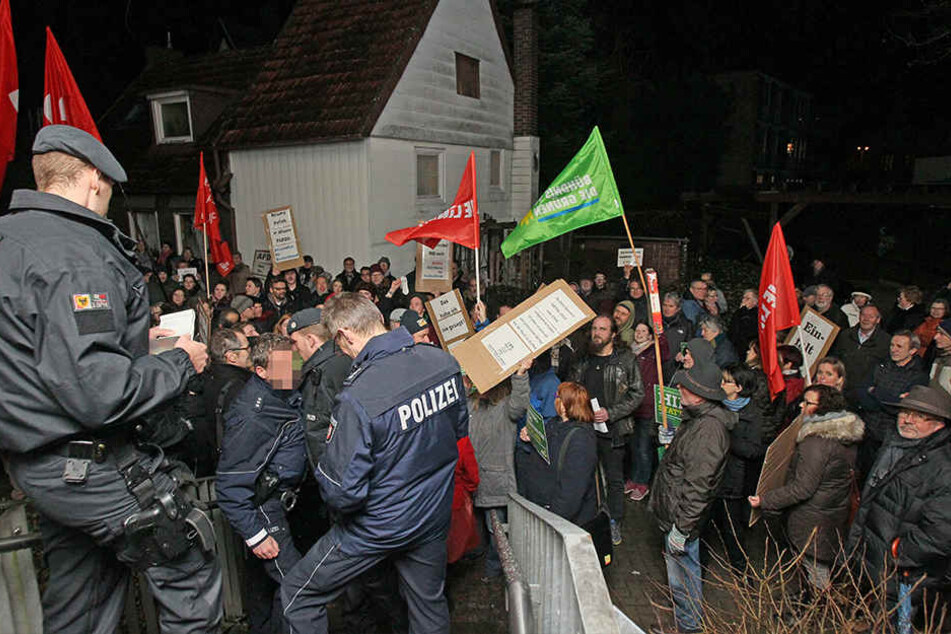 Mehrere Polizisten waren während der Demo in Herford im Einsatz.