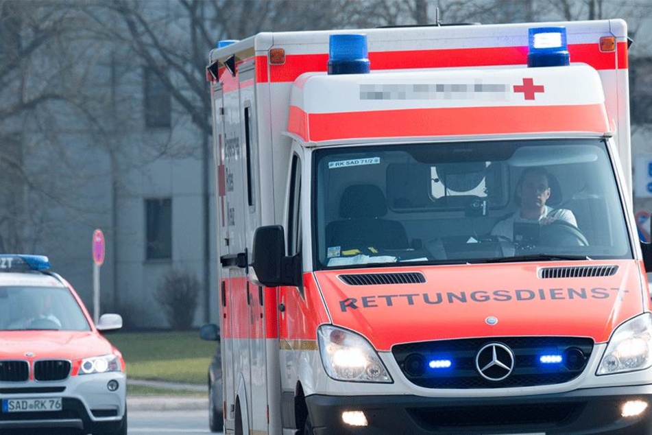 Der Passant musste am Ende auch schwerverletzt ins Krankenhaus gebracht werden (Symbolbild).
