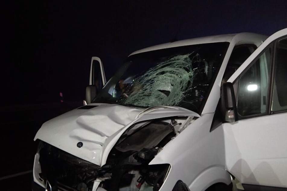 Auf der A2 in Sachsen-Anhalt ist am Sonntagabend ein 20-Jähriger zuerst von diesem Kleintransporter erfasst und später von zwei weiteren Fahrzeugen überrollt worden.