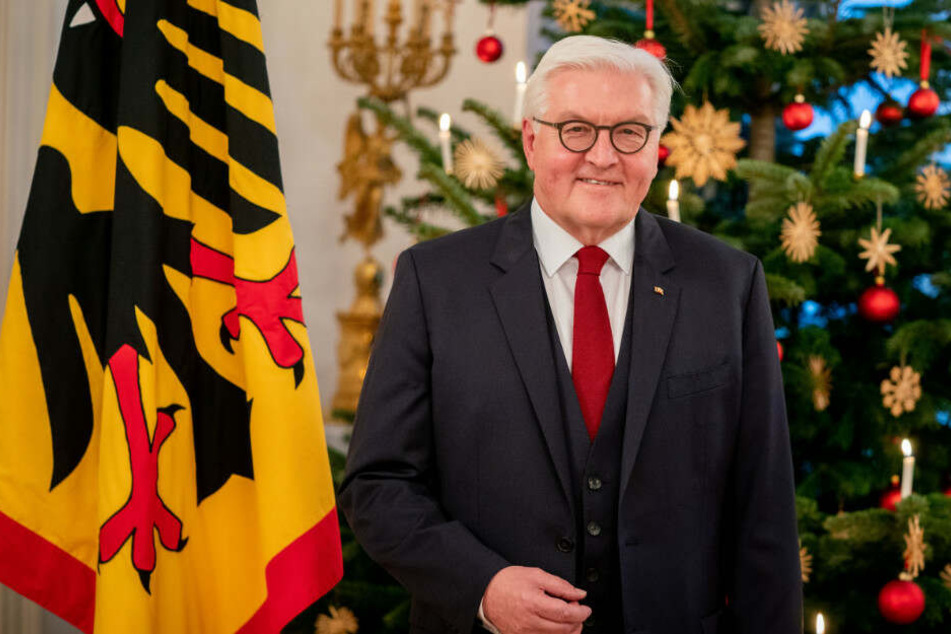 Bundespräsident Frank-Walter Steinmeier steht bei einem Fototermin für seine Weihnachtsansprache vor dem Weihnachtsbaum im Schloss Bellevue.