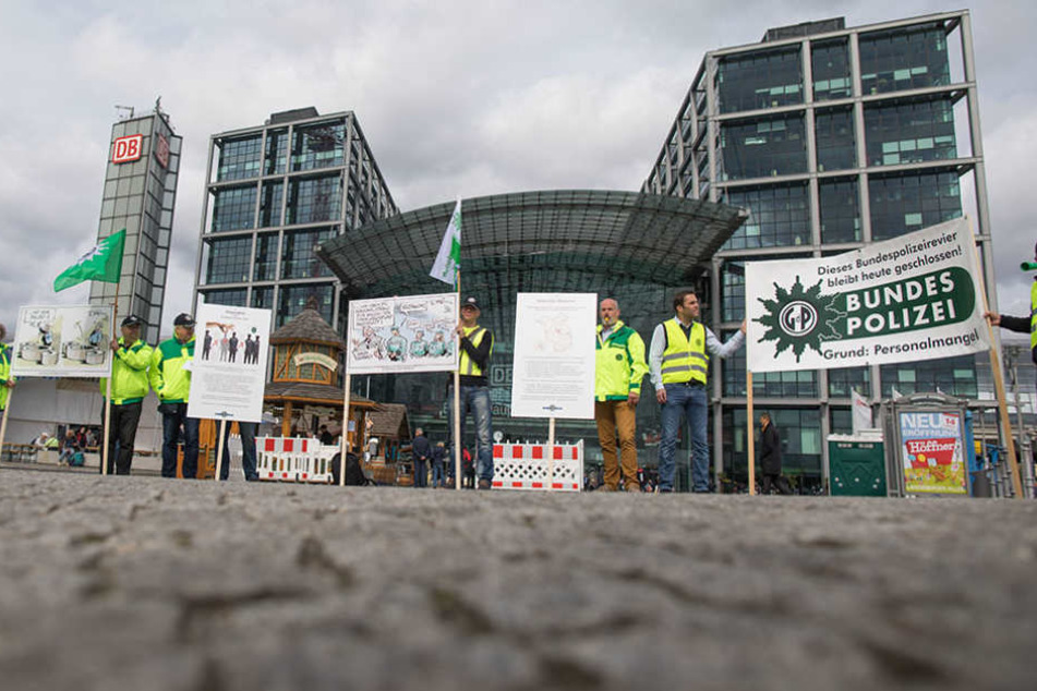 Nur rund ein Dutzend Polizisten erschienen zu der Demo vor dem Hauptbahnhof.