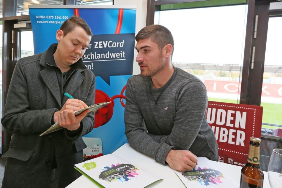 Reporter Michael Thiele im Gespräch mit Torwart Johannes Brinkies.