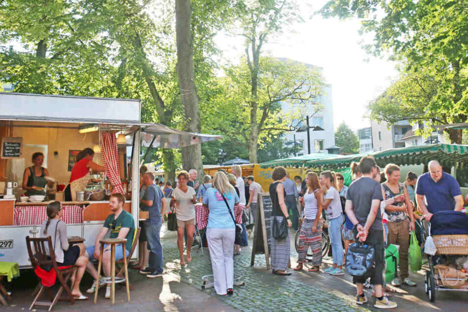 Jedes Jahr kommen zahlreiche Besucher zum Abendmarkt auf den Klosterplatz in der Bielefelder Altstadt.