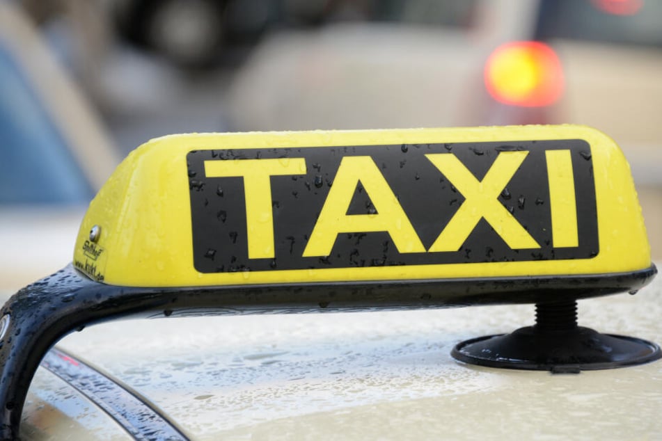 Ein Taxischild auf dem Dach eines Taxis, aufgenommen in Hamburg.