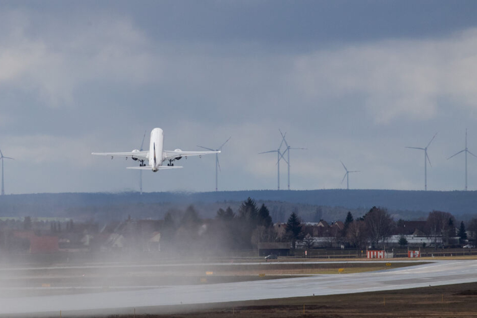 Ein Flugzeug startet vom Flughafen Nürnberg. Erstmals werden von hier 19 Asylbewerber abgeschoben. (Archivbild)