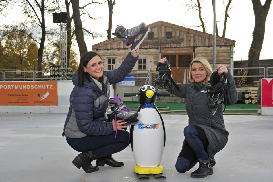 Sandra Gierth (29) und Victoria Wagner (29) auf der Eisbahn am ehemaligen Erlenbad in Zwickau.