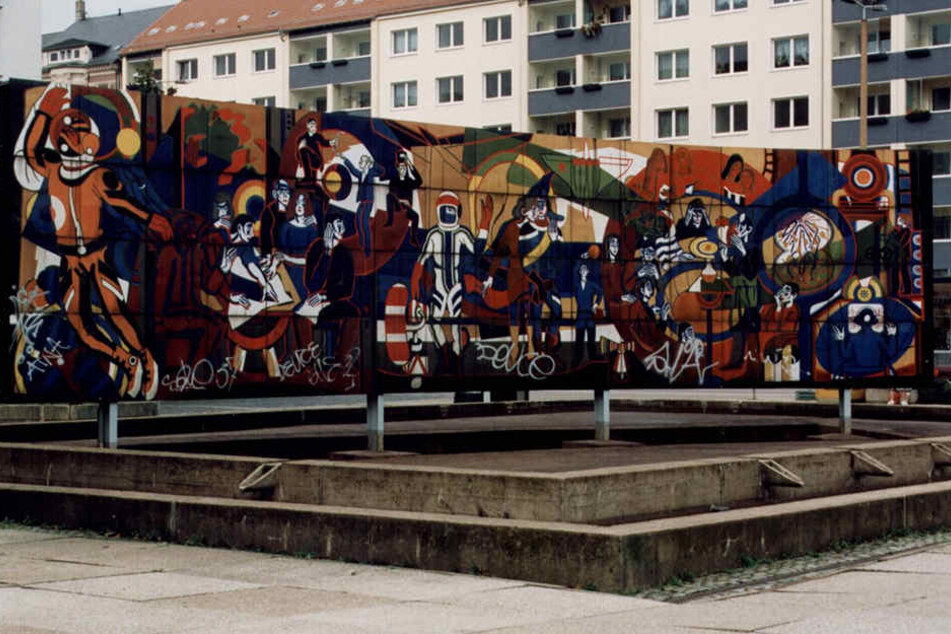 Der Brunnen "Jugend im Sozialismus" stand bis 1999 an der Theaterstraße. Die
136 Emailleplatten sollen an anderer Stelle wieder aufgebaut werden.