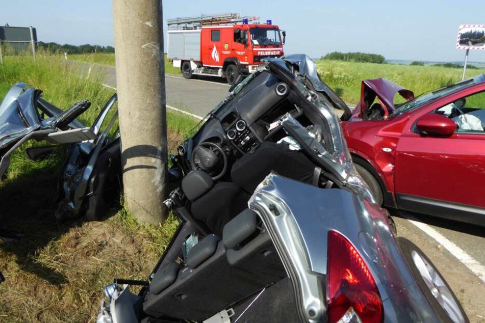 Der Opel wurde in einen Graben und an eine Laterne geschoben.