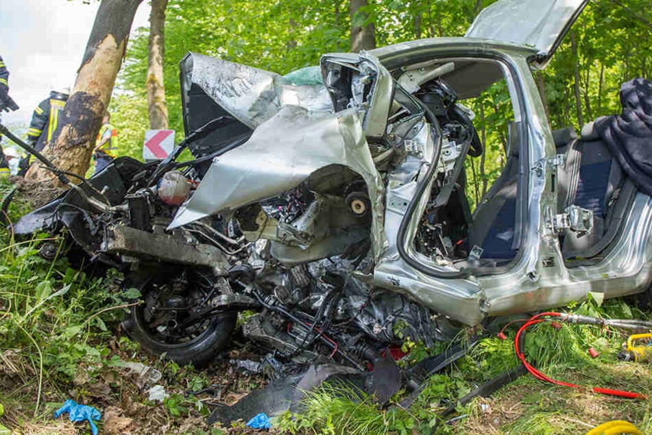 Der VW war ungebremst gegen einen Baum gerast.