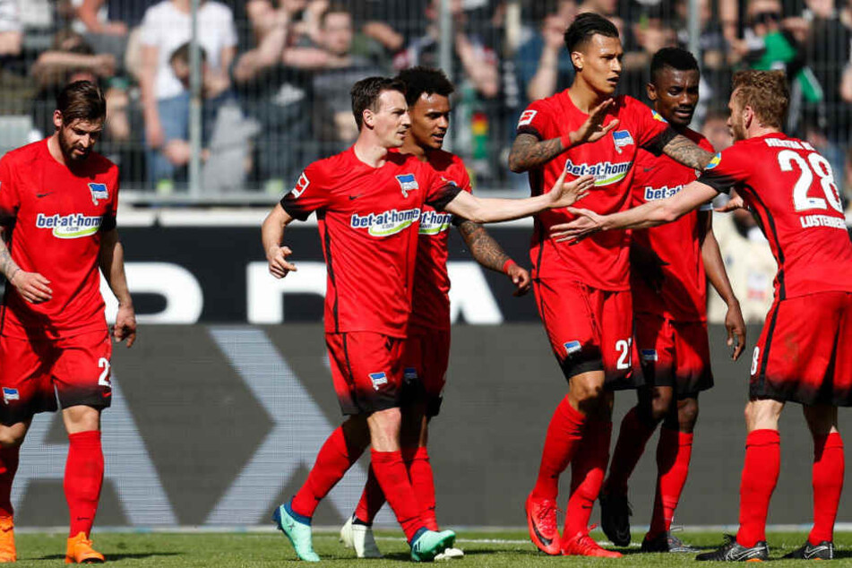 Die Mannschaft bejubelt den Führungstreffer in Gladbach. Am Ende reichte Kalous Treffer nicht.