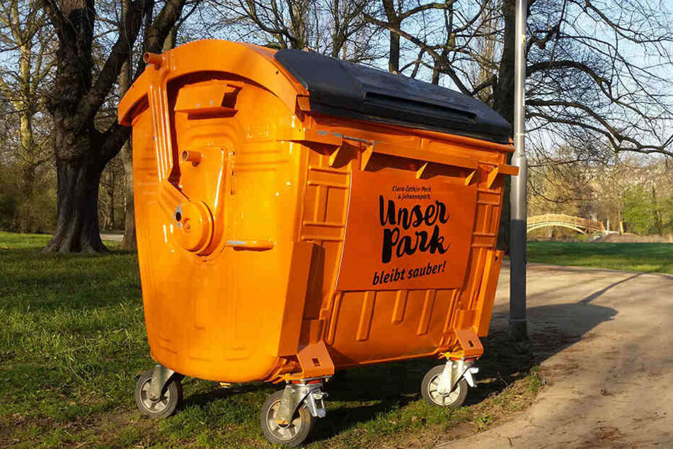 Die Stadt Leipzig stellte zu Beginn der Freiluftsaison mehrere dieser großen Container in den Parks auf.