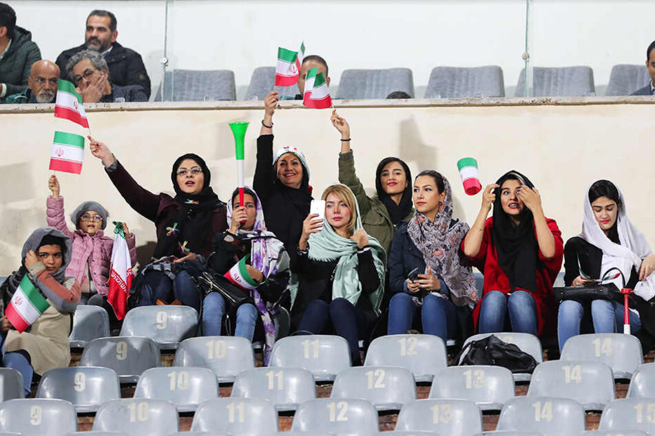 Obwohl auf der Frauentribüne viele Plätze frei waren, durften nur ausgewählte Vertreterinnen des weiblichen Geschlechts ins Asadi Stadion.