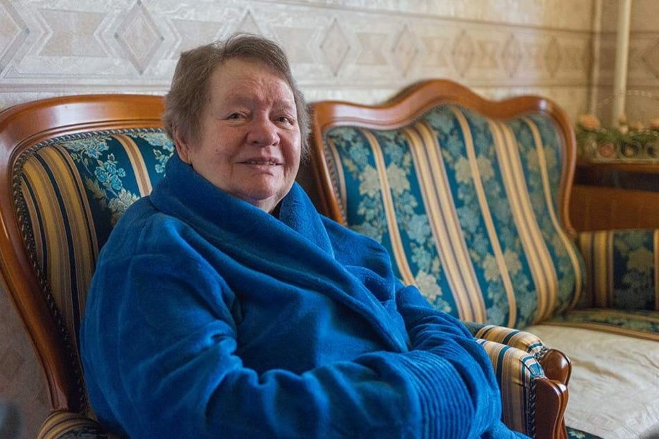 Noch bibbern die Mieter vor Kälte. Klaudia Funk (85) kann sich nur noch mit
Bademantel in ihrer Wohnung aufhalten.