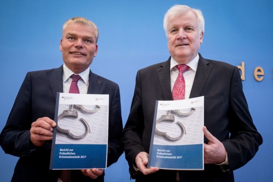 Bundesinnenminister Seehofer (68, re.) und der Innenminister Sachsen-Anhalts, Holger Stahlknecht (53, CDU), mit der Statistik.