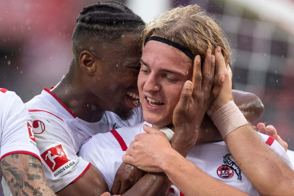 Kölns Kingley Ehizibue (l) und Torschütze Sebastiaan Bornauw jubeln nach dem Treffer zum 3:0.