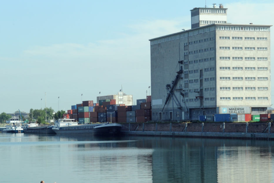 Das Becken hat sich ein Lotse im Mannheimer Hafen gebrochen. Er war zwischen einem Güterschiff und der Kaimauer eingeklemmt worden. (Symbolfoto)