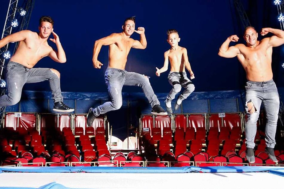 Hüpfer mit Mut & Muckis: Amando (18, v.l.), Alfred (19), Joy (8) und René (31) beherrschen die Tricks auf dem Trampolin.