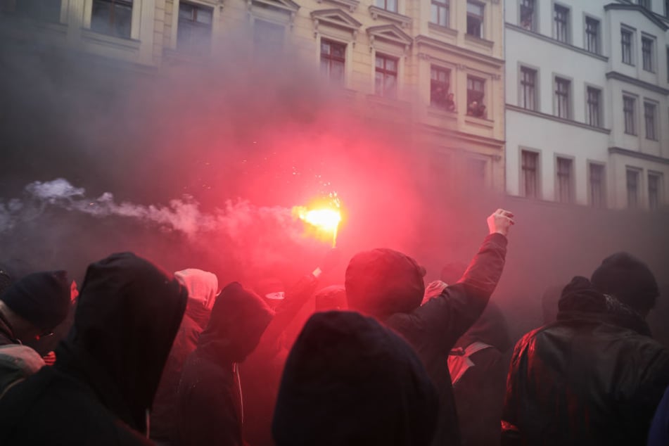 Rund 50 Personen sind am Montagabend spontan durch Connewitz gezogen, haben demonstriert und dabei Pyrotechnik gezündet. (Symbolbild)