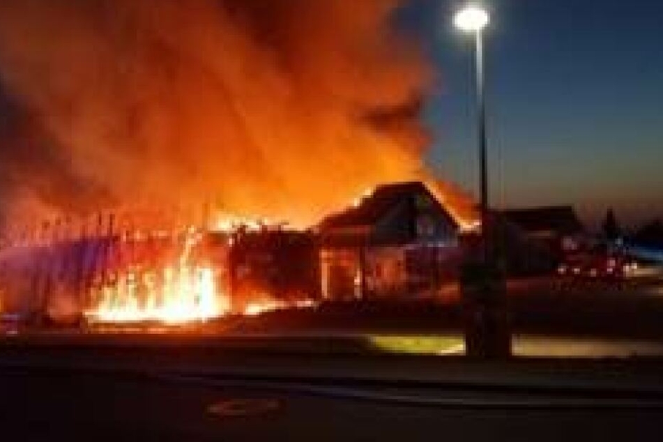 Der Supermarkt in Kalbe (Sachsen-Anhalt) brannte in der Nacht zu Karfreitag nieder.