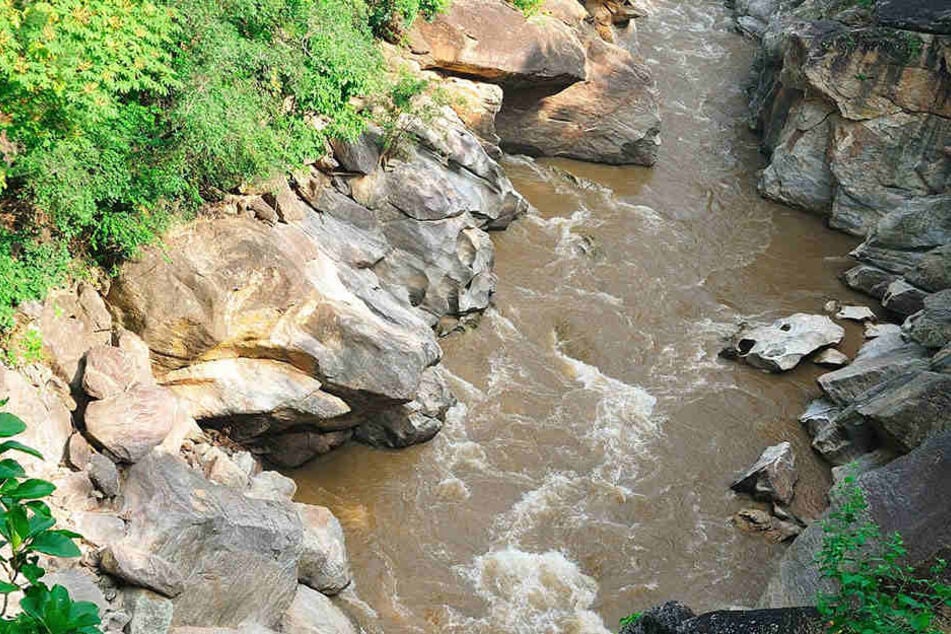 Der Säugling überlebte den tiefen Sturz in den reißenden Fluss wie durch ein Wunder. (Symbolbild)