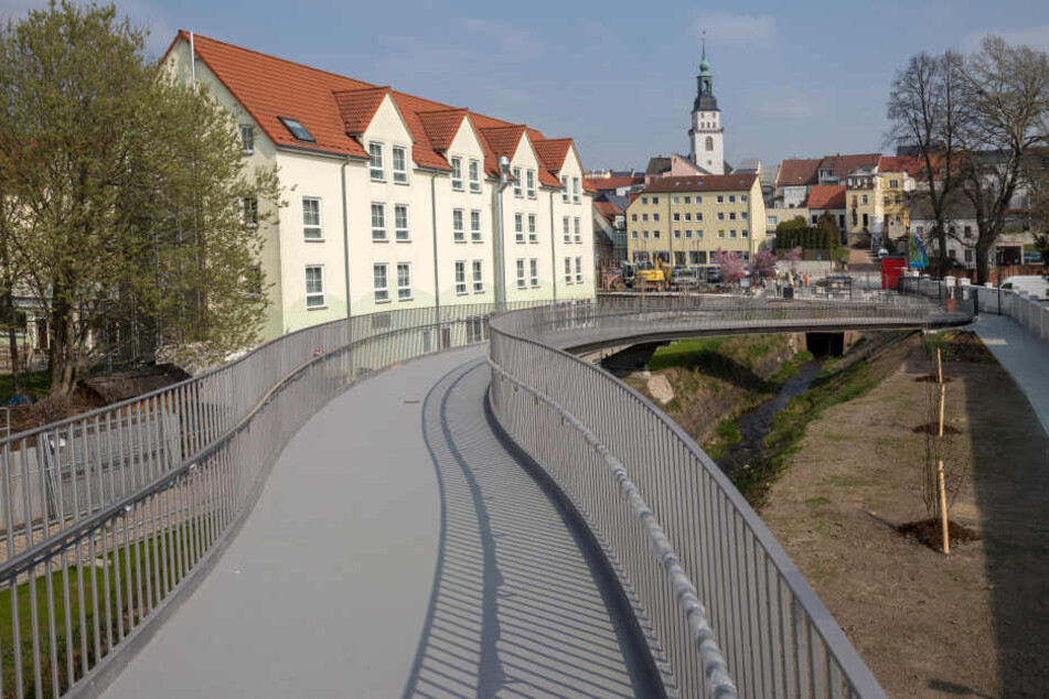Die neue Brücke kostete allein 4,1 Millionen Euro. Insgesamt wurden 25 Millionen Euro in die Um- und Neugestaltung der Schauflächen investiert.