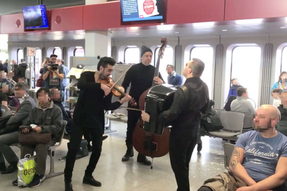 Die Musiker überraschten die wartenden Passagiere am Flughafen.