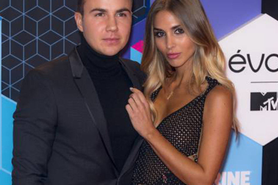 Mario Götze (24) und seine Freundin, Model Ann-Kathrin Brömmel (26) auf dem roten Teppich.