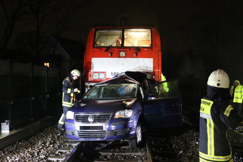 Der Zug hatte das Auto erwischt und mitgeschleift.