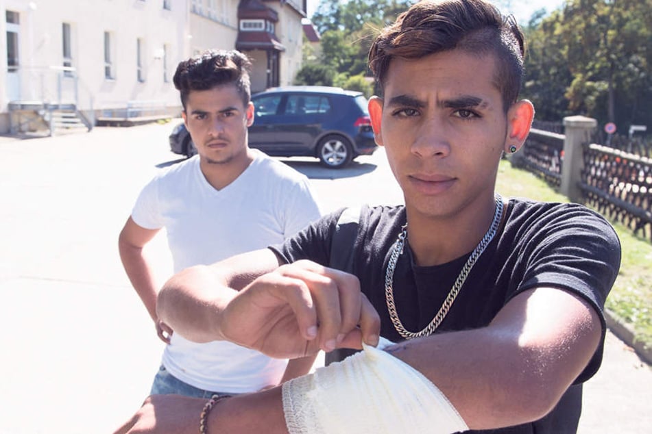 Mehdi (18, r.) behauptet, von Nazis mit einem Messer attackiert worden zu sein.