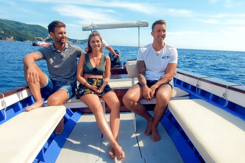 Die Bachelorette sitzt zwischen den Stüh - äh, Männern.