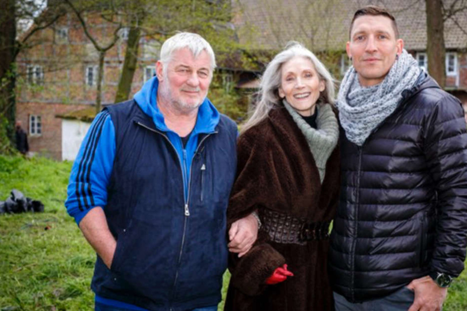 Schauspieler Heinz Hoenig, Topmodel Eveline Halle und Ex-Handballstar Stefan Kretzschmar offenbaren in der VOX-Sendung "Fremde Freunde" 24 Stunden lang ihr Privatleben.
