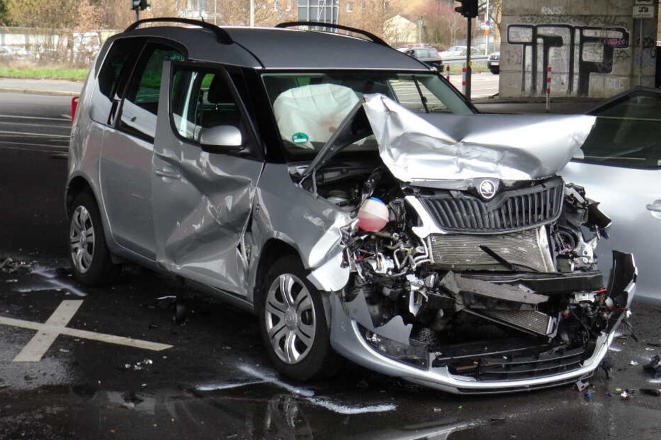 Bei dem Unfall entstand ein Sachschaden von etwa 13.000 Euro.