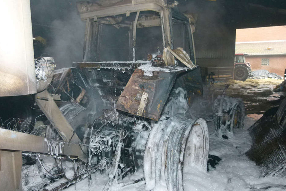 Ein Defekt an diesem abgefackelten Traktor soll der Grund für den Großbrand sein.