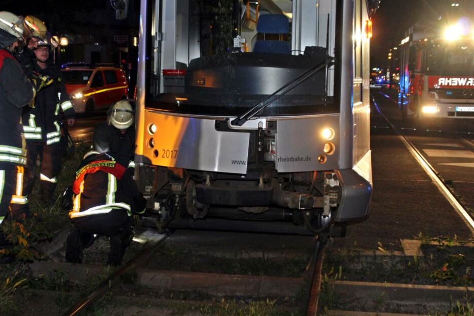 Die Feuerwehr befreite den unter der Straßenbahn eingeklemmten Jugendlichen.