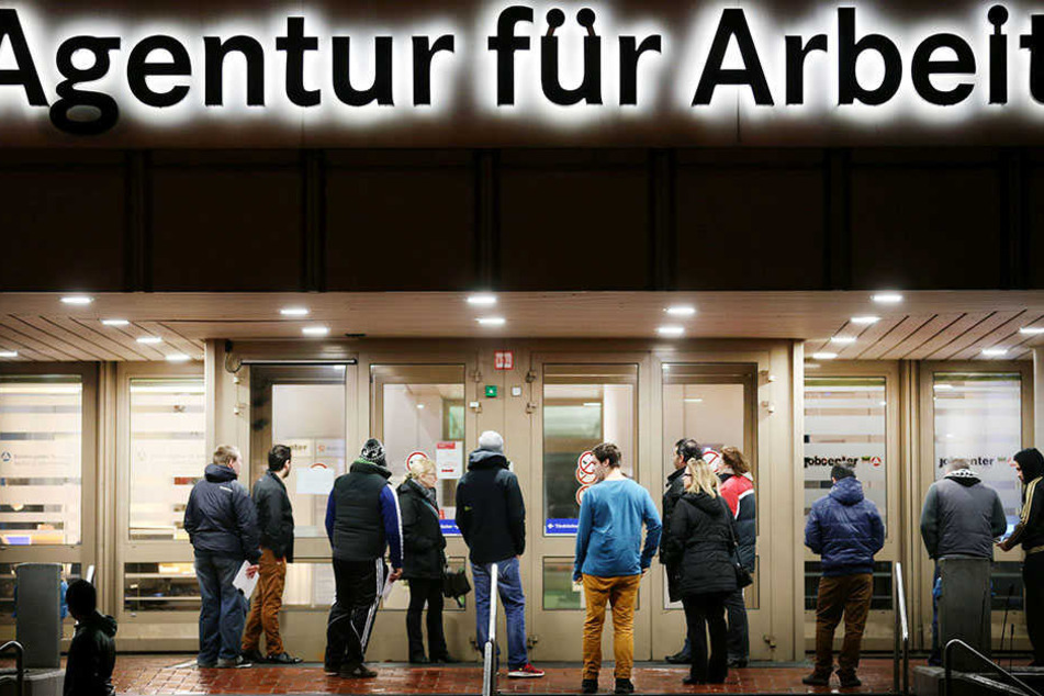 Die Menschen warten darauf, dass die Agentur für Arbeit ihre Pforten öffnet. (Symboldbild)