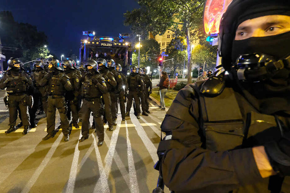 Monatelang war es ruhig um Legida geblieben. Am Donnerstag ging Legida nun erstmals wieder auf die Straße.