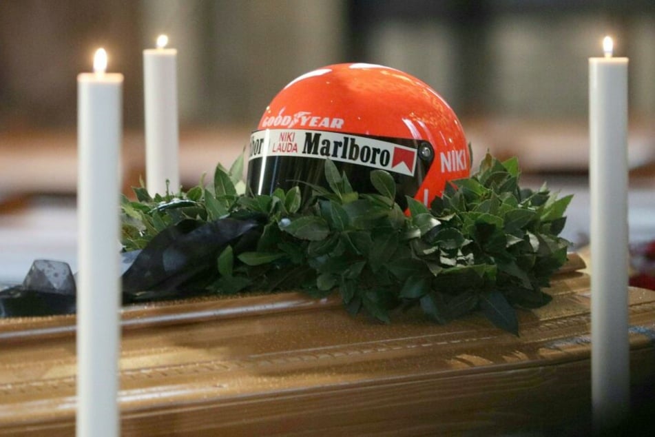Auf dem Sarg liegt ein alter Rennhelm von Lauda.