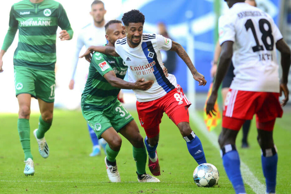 Jeremy Dudziak schirmt den Ball gegen Julian Green ab.