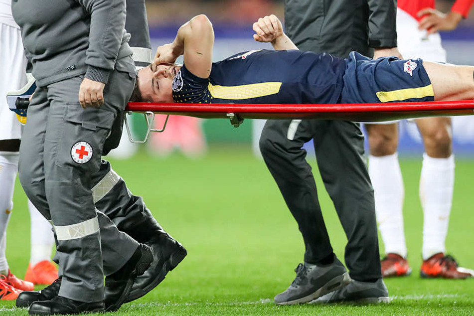 Marcel Sabitzer wird verletzt vom Platz getragen.