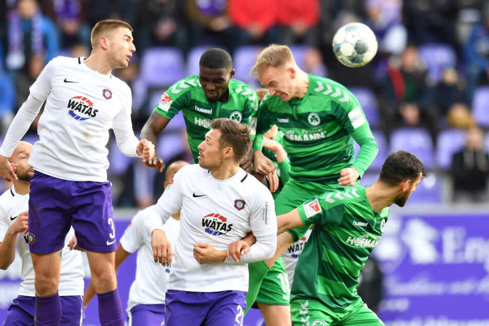 Marko Mihojevic (l.) klärt - unterstützt von seinem Innenverteidiger-Kollegen Sören Gonther - im Spiel gegen Greuther Fürth per Kopf vor Hans Nunoo Sarpei (M.) und Havard Nielsen.
